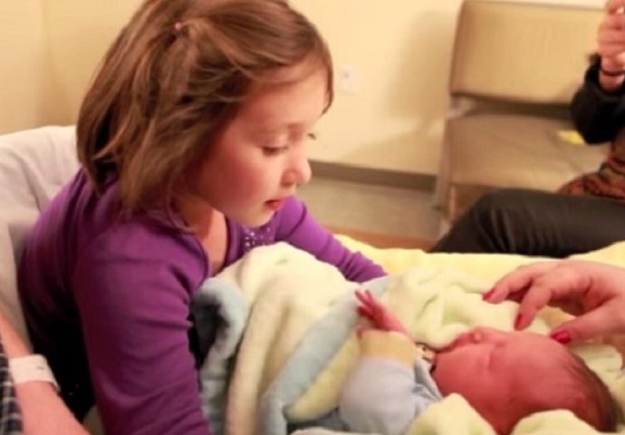 6-godišnja djevojčica prvi put susreće svog novorođenog brata, njena reakcija će vam rastopiti srce (VIDEO)
