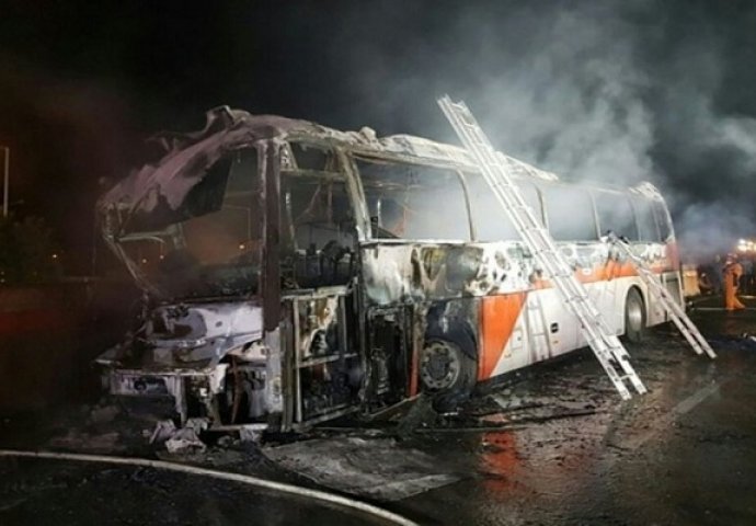 Vozač zapalio autobus bijesan zbog smanjenja plaće, poginulo 11 djece