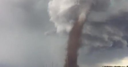 NEBO SE OTVORILO, STANOVNICI U PANICI: Strašni tornado nosi sve pred sobom (VIDEO)