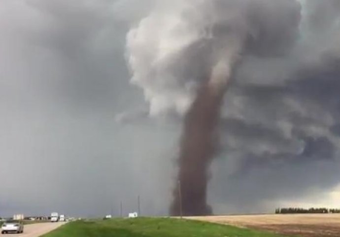 NEBO SE OTVORILO, STANOVNICI U PANICI: Strašni tornado nosi sve pred sobom (VIDEO)