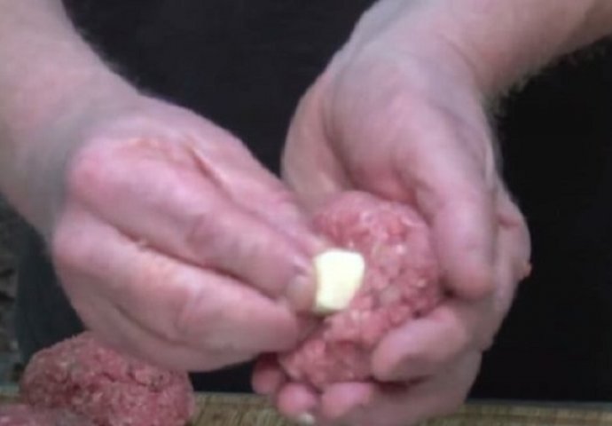 Da prste poližeš: Stavio je sir u mesnu kuglicu, no čekajte da vidite krajnji rezultat (VIDEO)