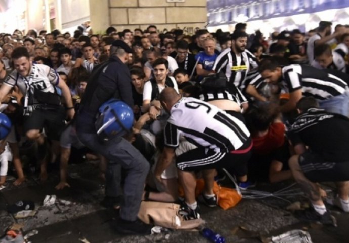 UŽAS! Pogledajte kako je nastao stampedo navijača u Torinu! (VIDEO)