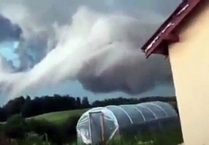 Stanovnici u strahu, s neba počeo dolaziti užas: Pogledajte šta je poharalo gradove Litvanije! (VIDEO)
