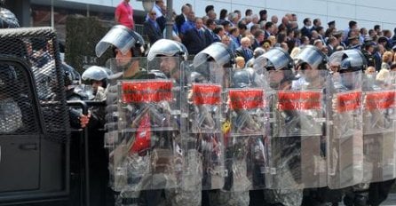 PUCNJAVA U NIŠU, OGLASILE SE SIRENE ZA UZBUNU: Pogledajte dramatično "oslobađanje talaca" (FOTO)