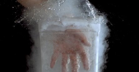Pogledajte šta se dogodi s ljudskom rukom kada se uroni u tekući dušik (VIDEO)