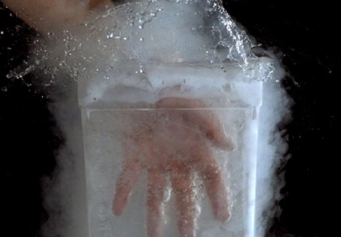 Pogledajte šta se dogodi s ljudskom rukom kada se uroni u tekući dušik (VIDEO)