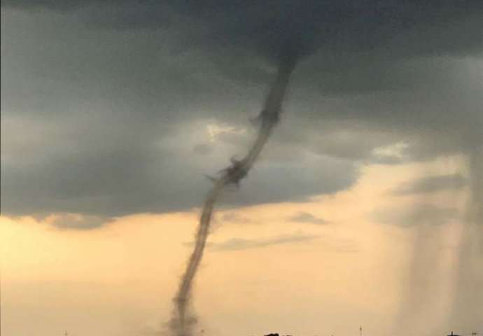 TORNADO POGODIO SRBIJU: Pogledajte zastrašujuću trombu koja je pogodila okolinu Novog Sada (FOTO) (VIDEO)