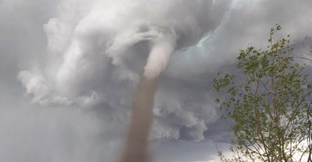 NAJSMIRENIJI ČOVJEK NA SVIJETU: Dok je tornado divljao u pozadini, on je lagano kosio travu (VIDEO)