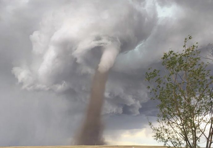 NAJSMIRENIJI ČOVJEK NA SVIJETU: Dok je tornado divljao u pozadini, on je lagano kosio travu (VIDEO)