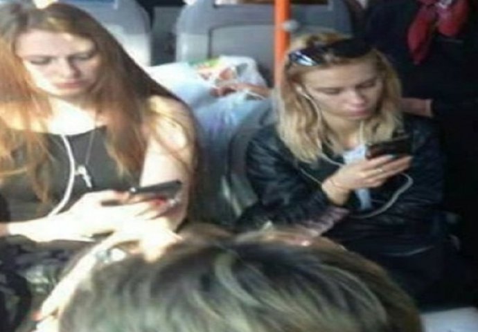 O ovoj sceni iz autobusa bruji Srbija: Je li gora gola zadnjica ili ponašanje cura s fotografije?