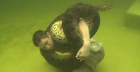 Dok je bio pod vodom oko njega se obmotala 4 metra duga anakonda od 50 kilograma, ovo ćete gledati u jednom dahu! (VIDEO)