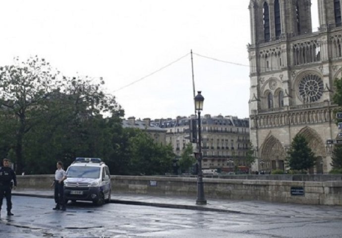 "Ovo je za Siriju!": Student napadač u Parizu uzvikivao dok je jurišao s čekićem na policajca