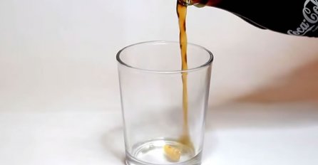 Znate li šta se dogodi kada zub ostavite u čaši Coca-Cole na 24 sata (VIDEO) 