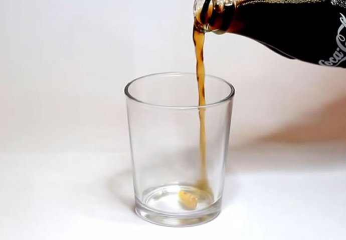 Znate li šta se dogodi kada zub ostavite u čaši Coca-Cole na 24 sata (VIDEO) 