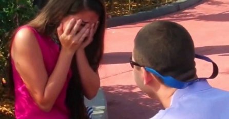 Mislila je da će je dečko zaprositi u Disneylandu, no kada joj je rekao da pogleda iza, uslijedilo je iznenađenje! (VIDEO)