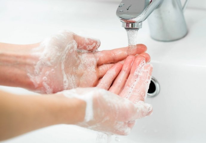 Naučnici dokazali: Pranje ruku hladnom vodom uništava jednak broj mikroba kao i pranje ruku toplom vodom