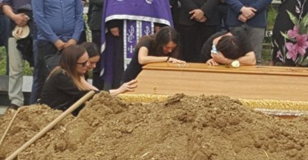 NAJTUŽNIJA SLIKA SA SAHRANE DRAGANA MIĆALOVIĆA: Tri sestre sa majkom kleknule pred grobom, suze nisu mogle zaustaviti (FOTO)