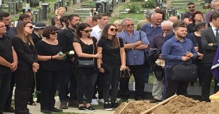 TUGA NA LEŠĆU: Sestre Mićalović zajedno sa majkom kleknule pred grobom, svi plaču