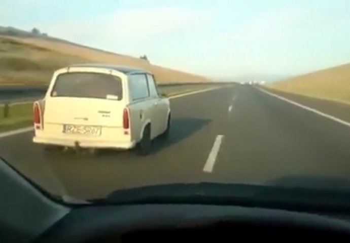 Vozio je svoju Hondu 183 km/h, ali nikako nije očekivao da se ovo dogodi (VIDEO) 