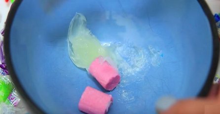 Izmješala je žvake i vazelin i istopila ih u mikrovalnoj, kada pogledate rezultat biti ćete oduševljeni! (VIDEO)