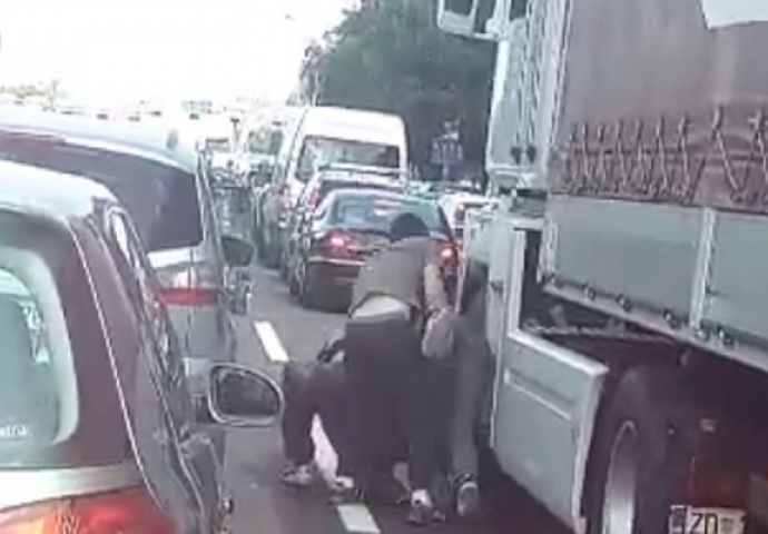 Obračun na ulici: Izvukli su vozača iz kamiona i pretukli ga 