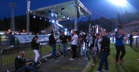 UPRKOS OSUDAMA: Thompson koncert u Mostaru otvorio himnom "Lijepa naša"