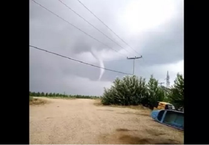 GRAĐANI U PANICI ZBOG PRIZORA! Tornado protutnjao Vojvodinom! (VIDEO)
