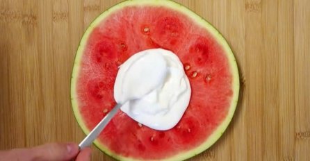 Uzeo je krišku lubenice, a onda u 2 koraka napravio savršeno osvježenje za ljetne dane! (VIDEO)