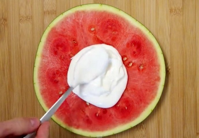 Uzeo je krišku lubenice, a onda u 2 koraka napravio savršeno osvježenje za ljetne dane! (VIDEO)