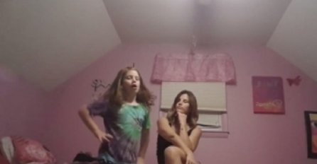 Djevojčica je plesala uz omiljenu pjesmu, a onda se mama pridružila i napravila haos! (VIDEO)