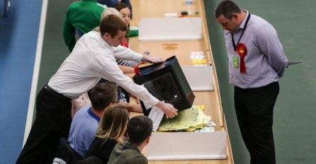 Britanski glasači uskratili Konzervativcima većinu u parlamentu