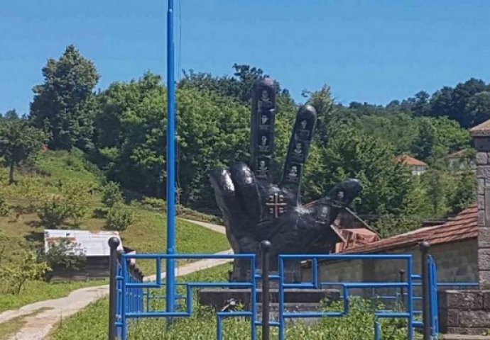 Građani ogorčeni: U Zvorniku podignut spomenik s tri prsta