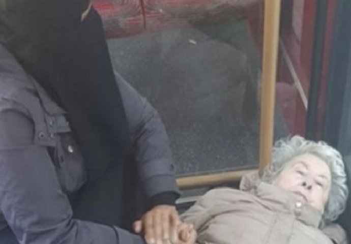   Starica se srušila u autobusu, a samo joj muslimanka prišla i pomogla, dok su je putnici vrijeđali