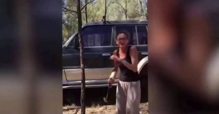 Glupost godine: Čekićem pokušala provaliti u auto, ali je zaboravila probati jednu stvar (VIDEO)