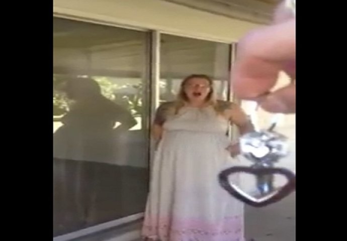 Trudnica gleda svoju kuću iz snova, ali ne zna da njen muž drži ključeve baš od te kuće (VIDEO)