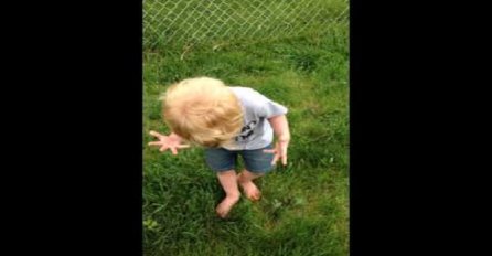 Hodao je bos po travi a onda je ugazio u pseći izmet, reakcija ovog malog dječaka nasmijala je milione (VIDEO)