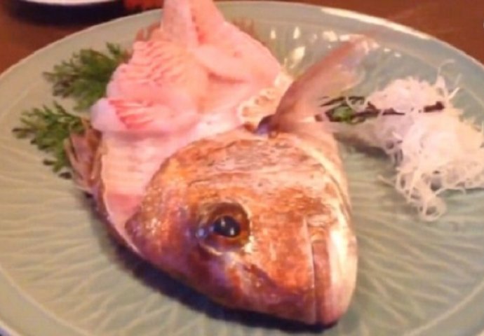 Naručila je ribu u restoranu, ali nakon ove scene to joj više nikada neće pasti na pamet (VIDEO)