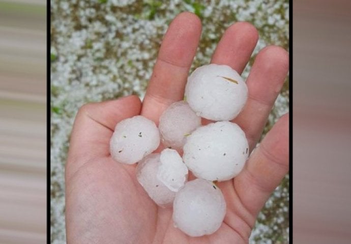 STRAŠNO NEVRIJEME U CRNOJ GORI: Padao grad veličine oraha, toliko jako udara da su zvukovi jezivi (VIDEO) 