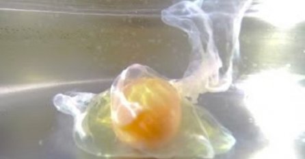 Pogledajte šta se desi kada istresete jaje u ključalu vodu (VIDEO)