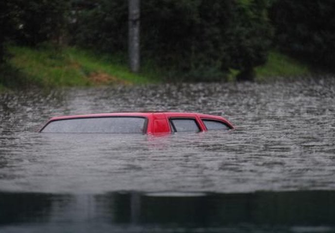 VANREDNA SITUACIJA U SRBIJI: Bujične poplave odnijele mostove, do nekih ljudi NE MOŽE DA SE DOĐE