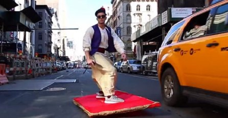 Ostavio sve u čudu: Aladin na magičnom letećem tepihu provozao se ulicama New Yorka (VIDEO)
