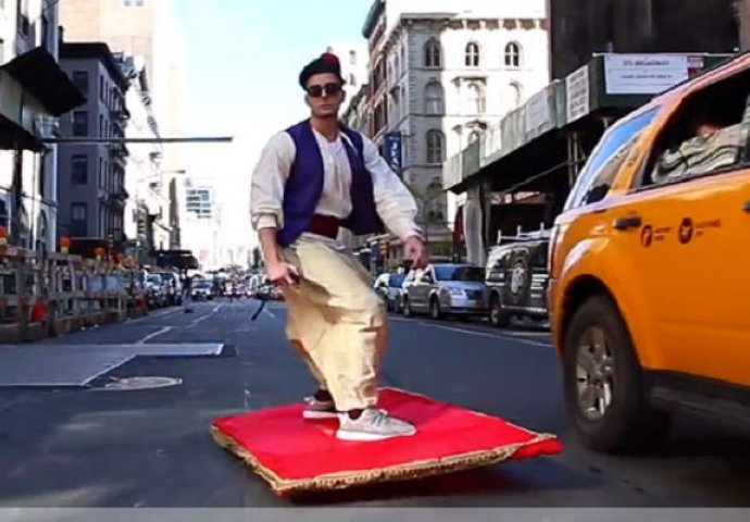 Ostavio sve u čudu: Aladin na magičnom letećem tepihu provozao se ulicama New Yorka (VIDEO)