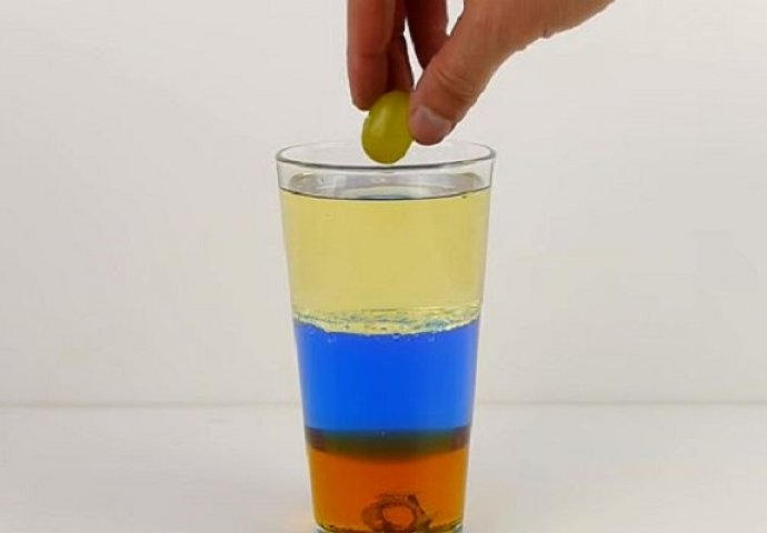 Nasuo je vodu, ulje i sirup u čašu, ali pogledajte šta se događa kada unutra stavi maslinu (VIDEO)
