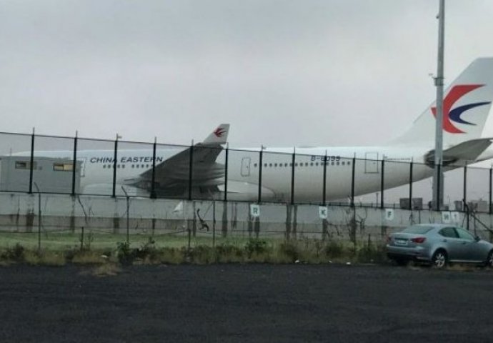 IZBJEGNUTA VELIKA KATASTROFA: Avion s rupom u motoru sletio na aerodrom (FOTO)