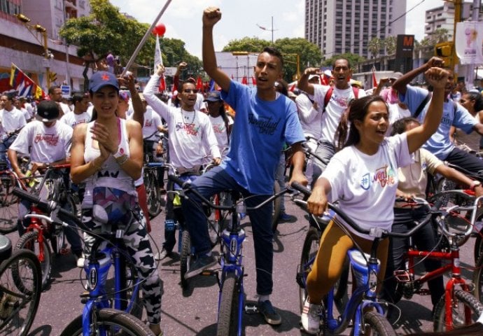 Maduro traži da papa Franjo pomogne da se zaustave nasilni protesti u Venezueli