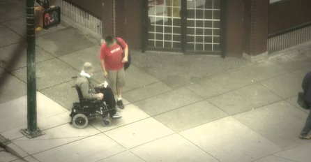 Policajac se pretvarao da je beskućnik u invalidskim kolicima, ostao je u šoku kada su prolaznici uradili ovo! (VIDEO)