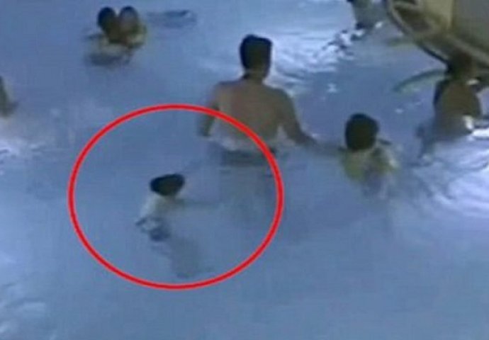 Dječak se zamalo ugušio u gradskom bazenu, niko ga nije primijetio (VIDEO)
