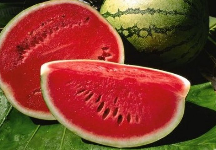 BIJELI OMOTAČ lubenice zdraviji od jezgra! REGULIŠE KRVNI PRITISAK I JOŠ MNOGO TOGA!