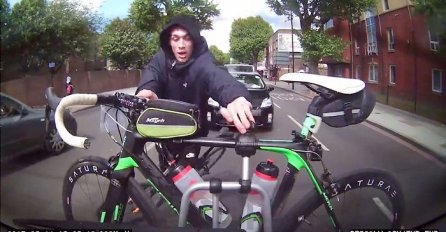Pogledajte kako je lopov u pola bijela dana htio ukrasti biciklo sa automobila u pokretu! (VIDEO)
