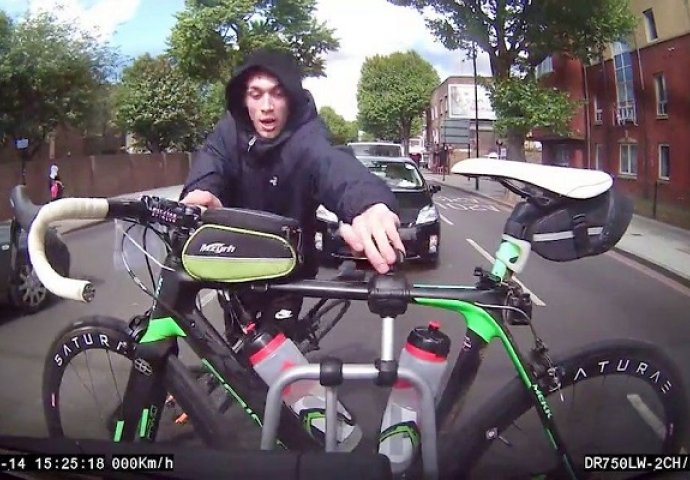 Pogledajte kako je lopov u pola bijela dana htio ukrasti biciklo sa automobila u pokretu! (VIDEO)